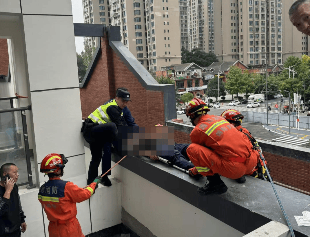 男子安裝空調從6樓墜落至2樓平臺，經搶救脫離生命危險：樓下雨棚救了他一命