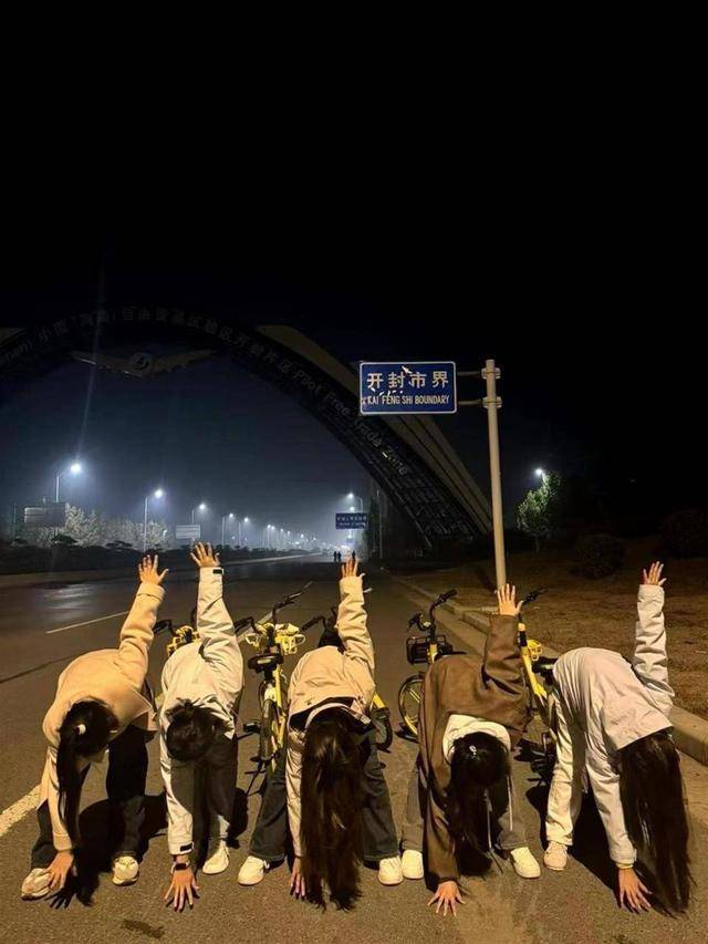 數(shù)千鄭州大學(xué)生騎單車“夜奔”開封：車隊(duì)綿延數(shù)十公里 多景點(diǎn)免票