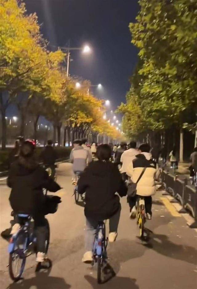 數(shù)千鄭州大學(xué)生騎單車“夜奔”開封：車隊(duì)綿延數(shù)十公里 多景點(diǎn)免票