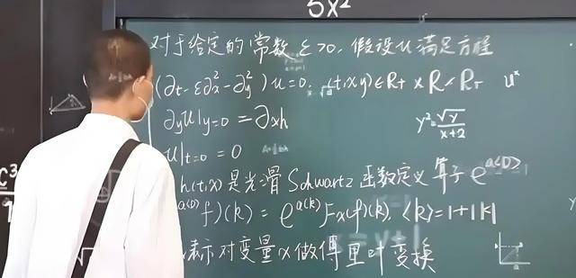 韋東奕上課照片走紅，新發(fā)型吸睛，網(wǎng)友：板書真漂亮，可惜看不懂