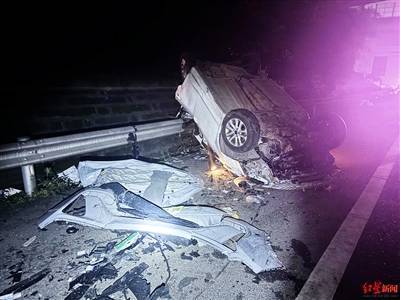 夜半驚魂！夜駕高速撞上“天降轎車”