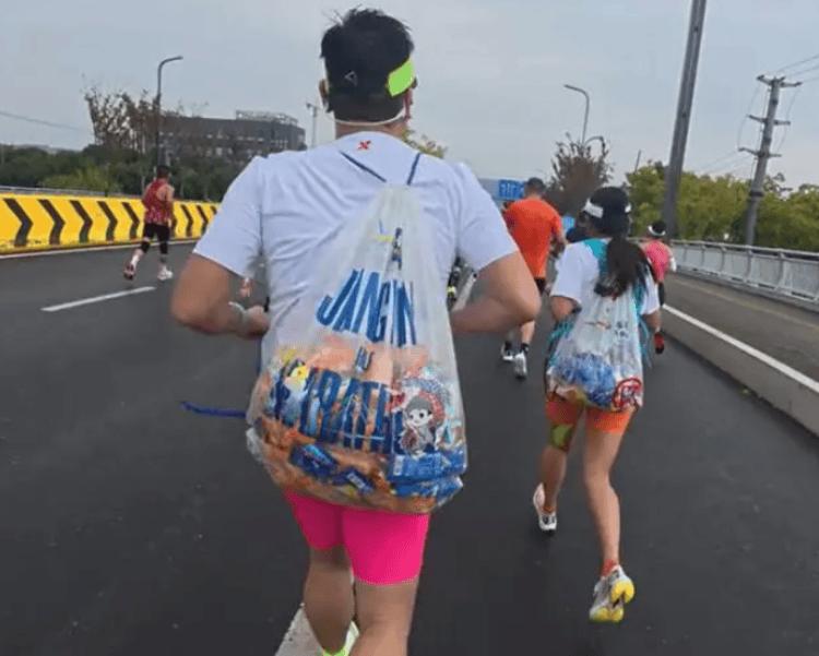 蘇州馬拉松遭參賽者“薅羊毛”？一對男女選手拿走大量能量膠，有網(wǎng)友稱“明年還來進貨”