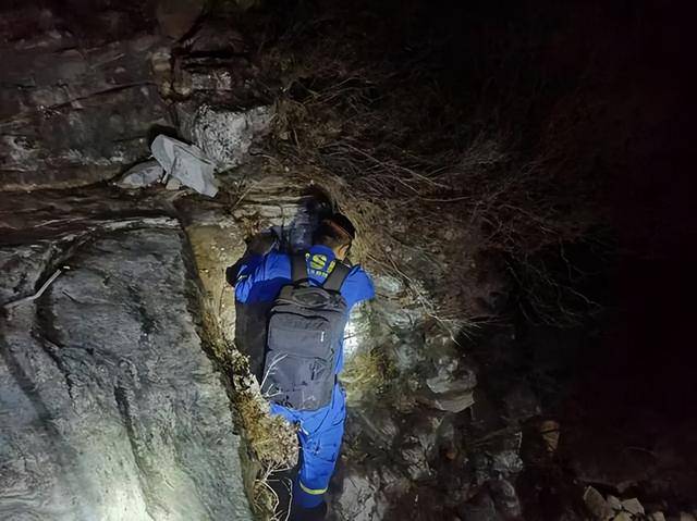 北京一18歲小伙只帶了手機(jī)爬野山被困，18人連夜救援