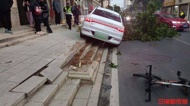 后座孩子喊爸爸，司機(jī)回頭瞬間撞樹撞人