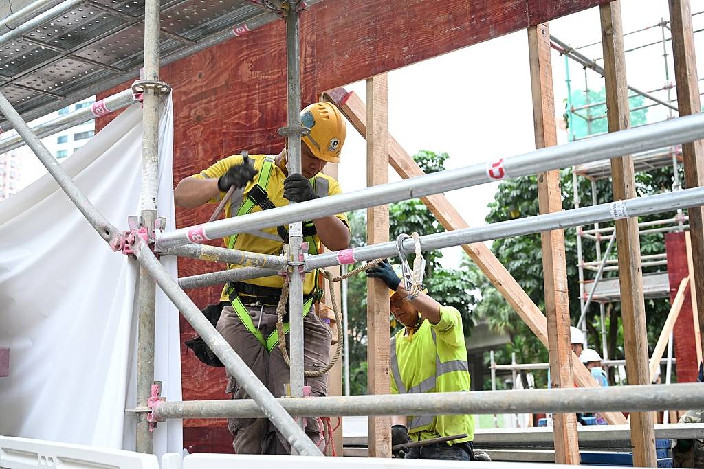 赴香港做建筑工月薪3萬月休9天，搞清全貌再說羨慕