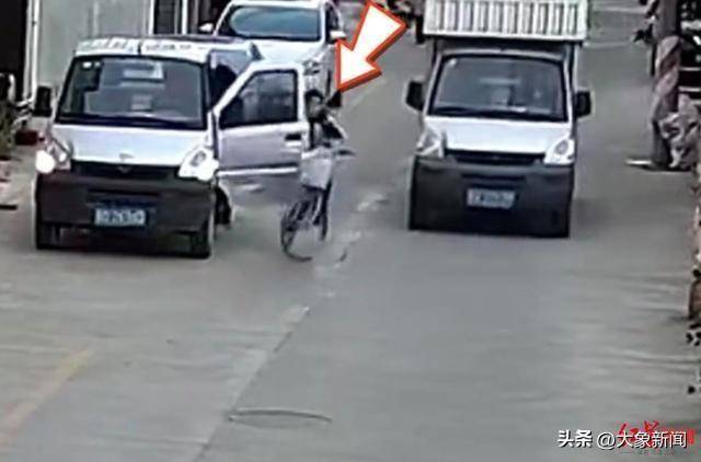 男孩騎單車遭遇“開(kāi)門(mén)殺”，摔倒后又被小貨車碾壓 廣東汕頭有關(guān)部門(mén)：及時(shí)送醫(yī)，無(wú)生命危險(xiǎn)