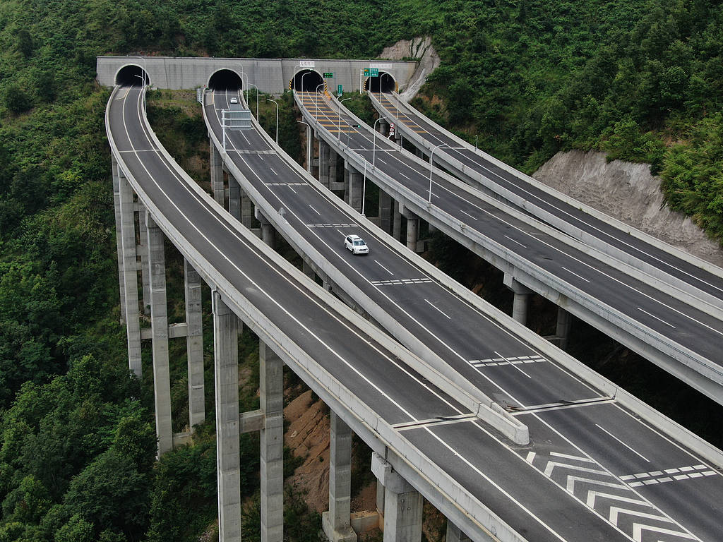 交警高速設卡攔截處罰超速車，如此“擦邊”為安全還是搞錢