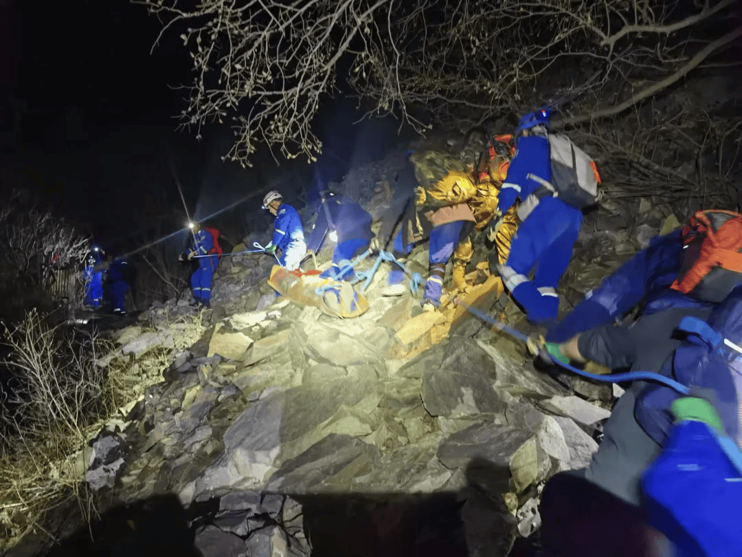 男子帶娃登山突然倒地去世，8歲孩子：以為爸爸只是睡著了……