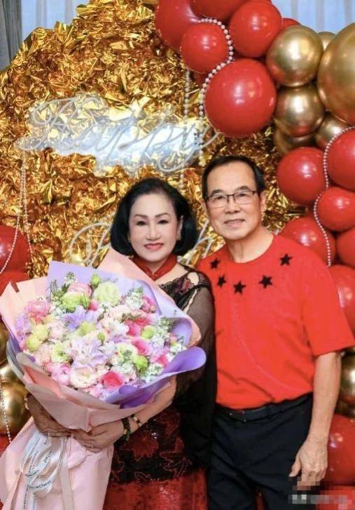 鐘麗緹全家照曝光：52歲身材火辣，只比婆婆小10歲 公公在旁很尷尬