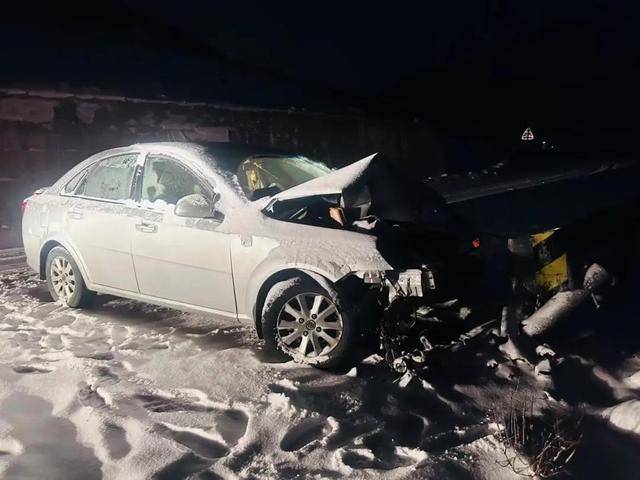 浙江女司機(jī)雪夜被困川西高原，為避免墜崖撞向路邊防護(hù)欄受傷 警方凌晨緊急救援