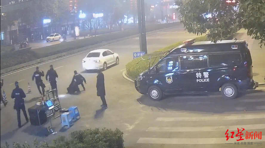 男子車內(nèi)放疑似槍支遇檢查強行沖卡致一輔警被拖行受傷，已被抓獲！“槍支”正在鑒定